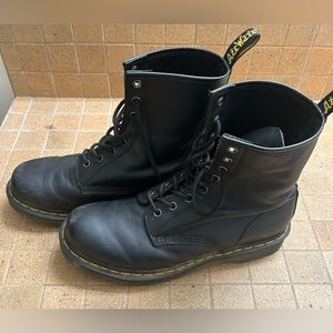 DR. MARTENS SMOOTH LEATHER LACE UP BOOTS. Gently worn still in great condition.